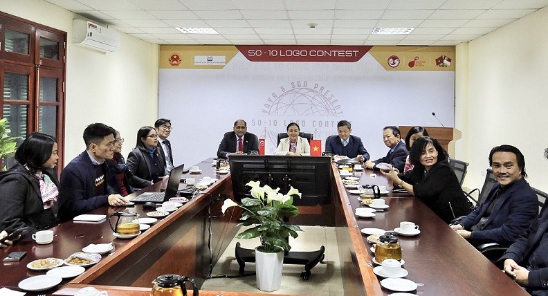 ສະ​ເຫຼີມ​ສະຫຼອງ  50 ປີ​ແຫ່ງວັນ​ສ້າງ​ຕັ້ງ​ການ​ພົວ​ພັນ​ທາງ​ການ​ທູດ ຫວຽດ​ນາມ - ສິງ​ກະ​ໂປ: ມອບ​ລາງວັນ​ການ​ແຂ່ງ​ຂັນ​ປະ​ດິດ​​ສ້າງ logo “50-10”