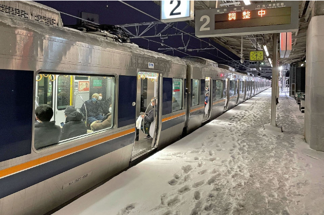 ຍີ່​ປຸ່ນ: ຫິ​ມະ​ຕົກ​ໜັກ​ເຮັດ​ໃຫ້​ການ​ສັນ​ຈອນ​ໄປ​ມາ​ຖືກ​ຕັດ​ຂາດ ແລະ ເຮັດ​ໃຫ້​ມີ​ຜູ້​ເສຍ​ຊີ​ວິດຢ່າ​ງ​ໜ້ອຍ​ສຸດ 3 ຄົນ