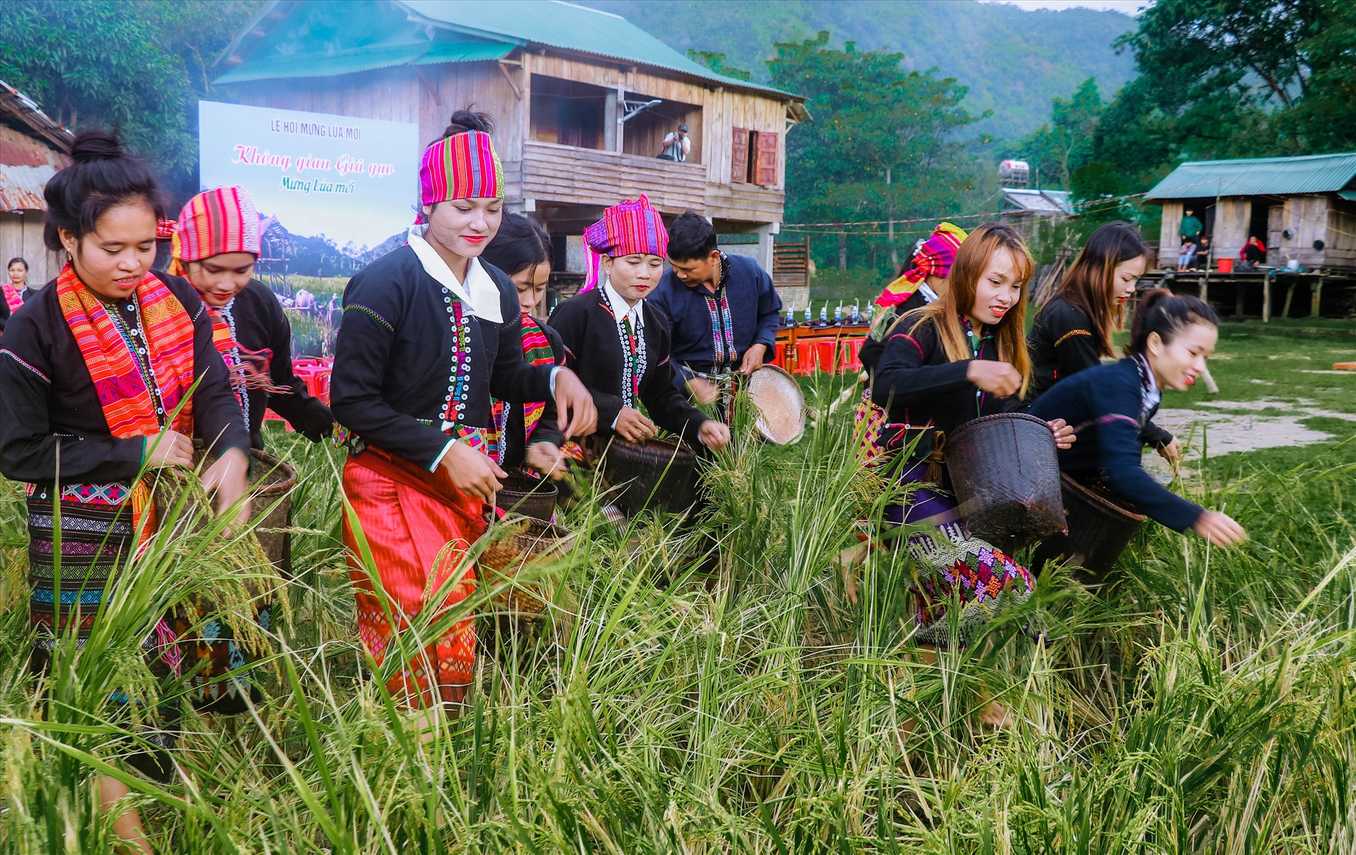 ງານບຸນລົງທົ່ງຂອງປະຊາຊົນບັນດາເຜົ່າຖືກຈັດຂຶ້ນຢູ່ຫຼາຍແຫ່ງ