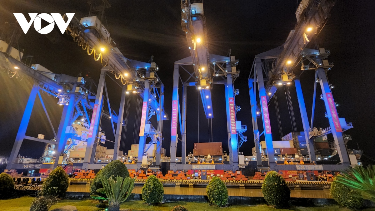 ທ່ານ​ນາ​ຍົກ​ລັດ​ຖະ​ມົນ​ຕີ ຟ້າມ​ມິງ​ຈິງ ເຂົ້າ​ຮ່ວມ​ພິ​ທີອອກ​ຄຳ​ສັ່ງ​ເຄື່ອນ​ພົນ​ທຳ​ການຜະ​ລິດ​ຕົ້ນ​ປີ​ຢູ່​ ເຕິນ​ກາງກາດ​ລາຍ