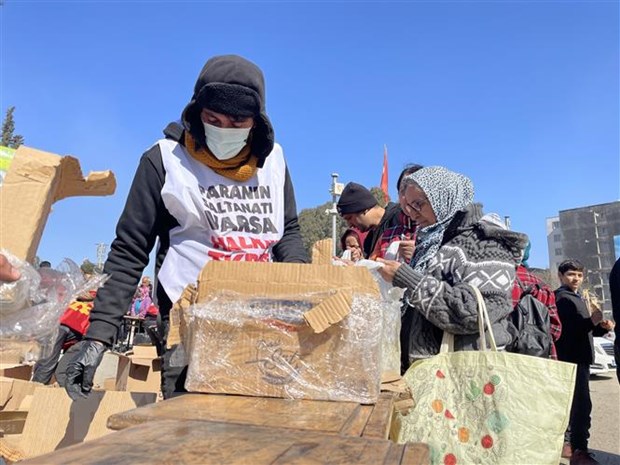 ບັນ​ດາ​ອົງ​ການ​ບານ​ເຕະ​ສາ​ກົນ ໜູນ​ຊ່ວຍ​ຜູ້​ປະ​ສົບ​ເຄາະ​ຮ້າຍ​ໃນ​ເຫດ​ແຜ່ນ​ດິນ​ໄຫວ ຢູ່​ຕວກ​ກີ ແລະ ຊີ​ຣີ