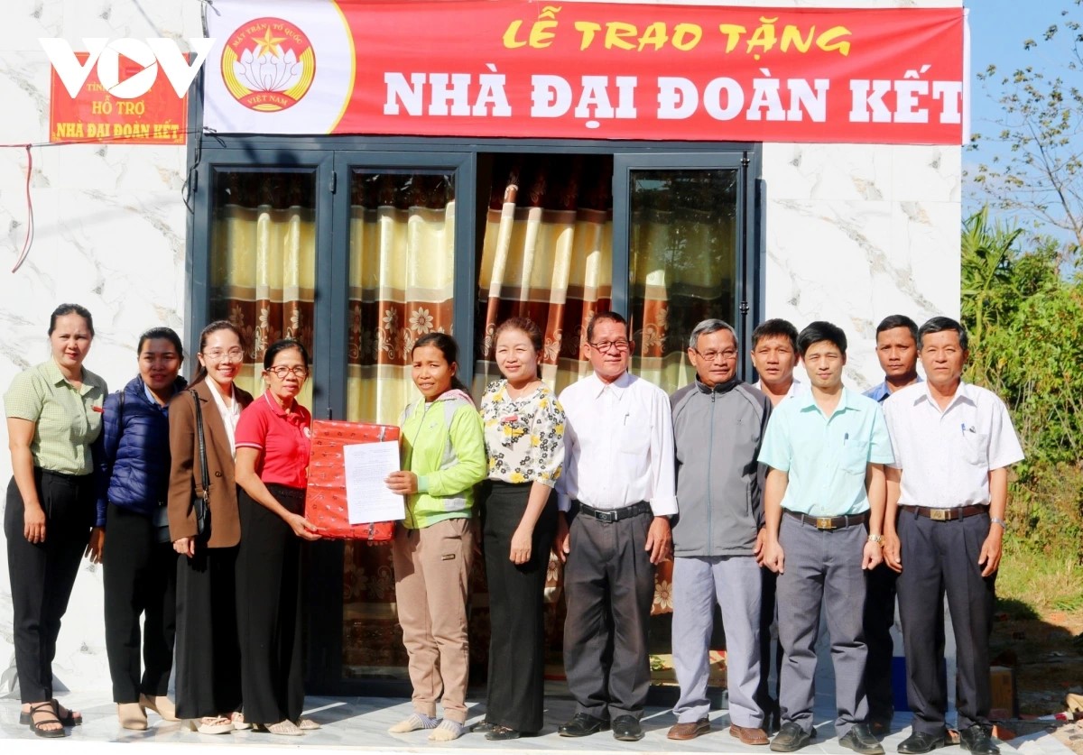 ການຫັນປ່ຽນຢ່າງຕັ້ງຫນ້າໃນການລົບລ້າງເຮືອນຢູ່ຊົ່ວຄາວ, ເຮືອນຊຸດໂຊມໃຫ້ແກ່ຄອບຄົວທຸກຍາກ, ຄອບຄົວໃກ້ຂັ້ນທຸກຍາກ