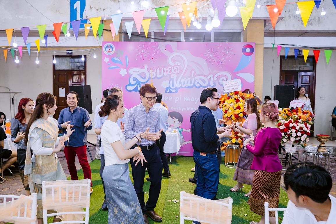 ບຸນ​ປີ​ໃໝ່​ລາວ: ນັກ​ສຶກ​ສາ ລາວ ຢູ່ ຫວຽດ​ນາມ ຕັ້ງ​ໜ້າ​​ຮັກ​ສາ ແລະ ເສີມ​ຂະ​ຫຍາຍ​ວັດ​ທະ​ນະ​ທຳ​ອັນ​ເປັນ​ມູນ​ເຊື້ອ