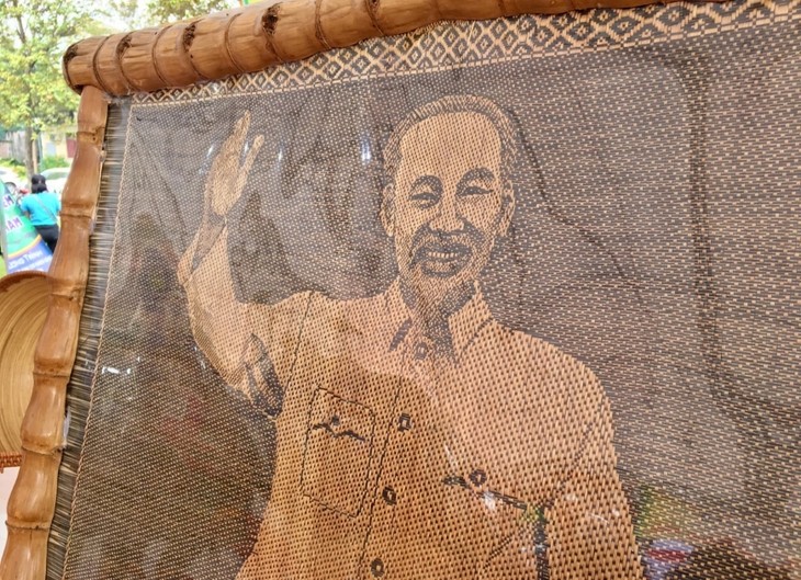 ຜູ້ສ້າງພາບເຄິ່ງຄີງປະທານ ໂຮ່ຈີມິນ ດ້ວຍການສານໄມ້ໄຜ່