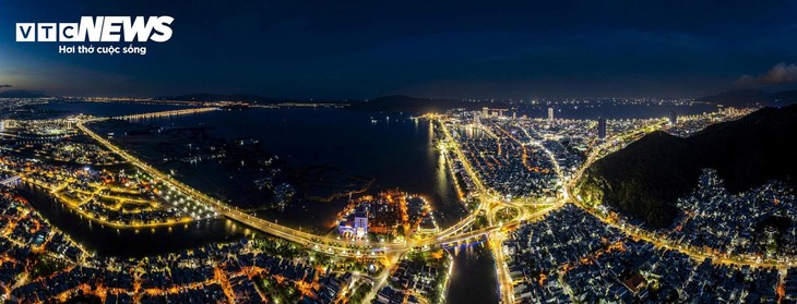 ຊົມວິວຖະໜົນທະເລ ກຸຍເຍິນ ຂອງ ຢາລາຍ ທີ່ເຫຼື້ອມຍິບຍັບໃນຍາມກາງຄືນ