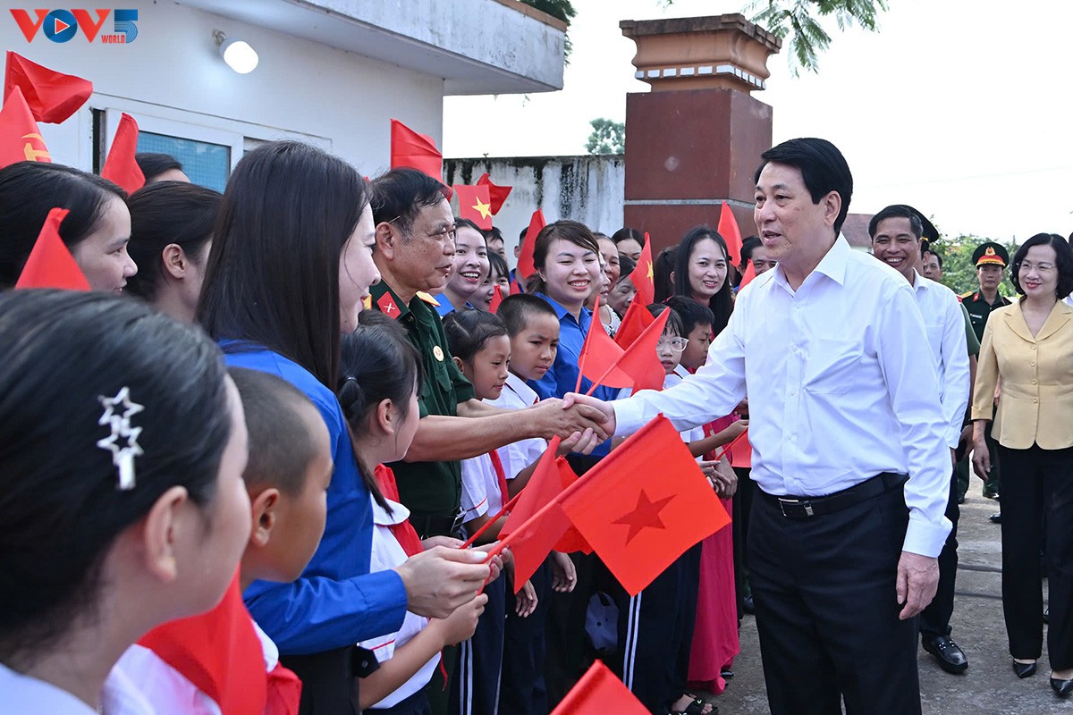 ປະ​ທານ​ປະ​ເທດ ເລືອງ​ເກື່ອງ: ເສີມ​ຂະ​ຫຍາຍ​ປະ​ຊາ​ທິ​ປະ​ໄຕ​ຢູ່​​ຂັ້ນຮາກ​ຖານ ແມ່ນ​ກຳ​ລັງ​ໜູນ​ເພື່ອ​ສ້າງ​ອຳ​ນາດ​ການ​ປົກ​ຄອງ​ໃກ້​ຊິດ​ປະ​ຊາ​ຊົນ, ເພື່ອ​ປະ​ຊາ​ຊົນ