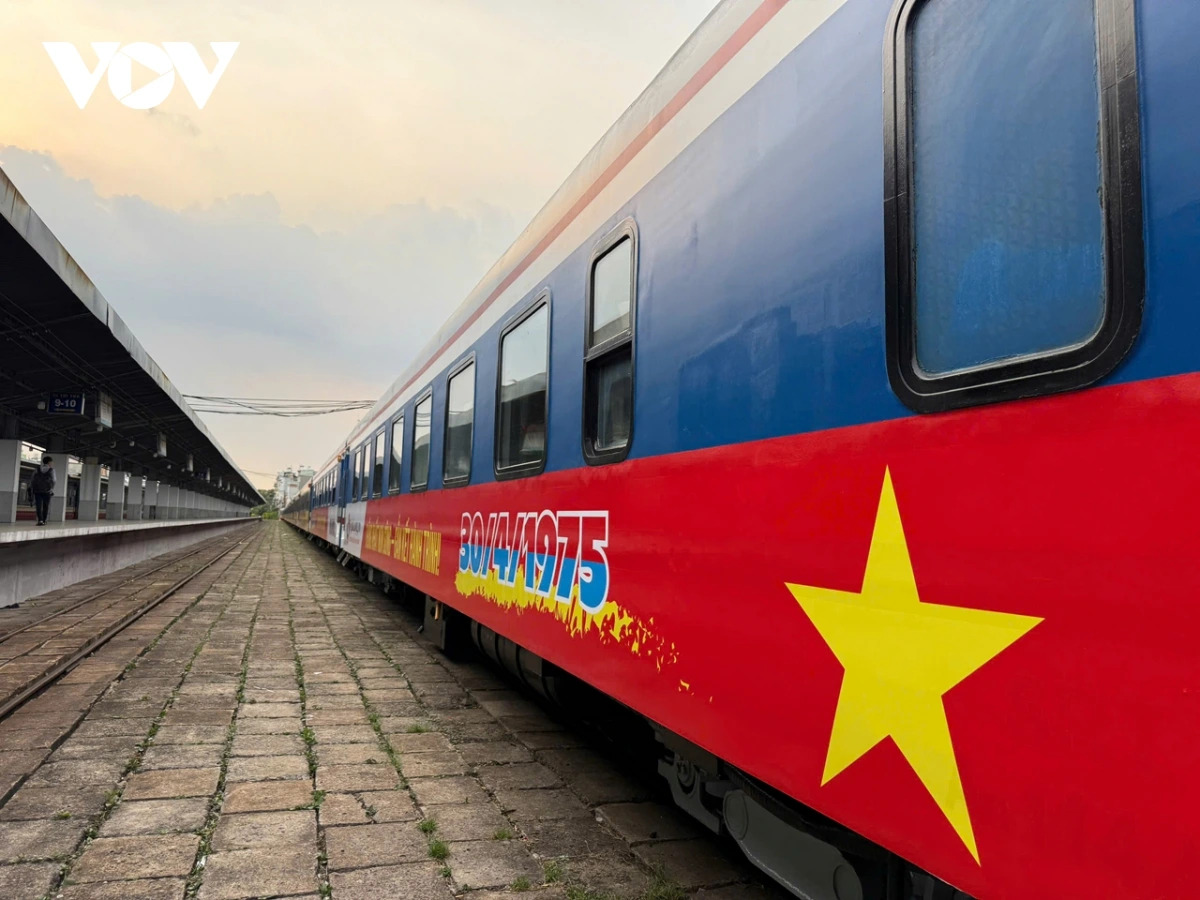 ແນະ​ນຳ​ກ່ຽວ​ກັບ​ຖ້ຽວ​ລົດ​ໄຟ​ ຖົງເຍິດ ເໜືອ - ໃຕ້ ຂອງ ຫວຽດ​ນາມ