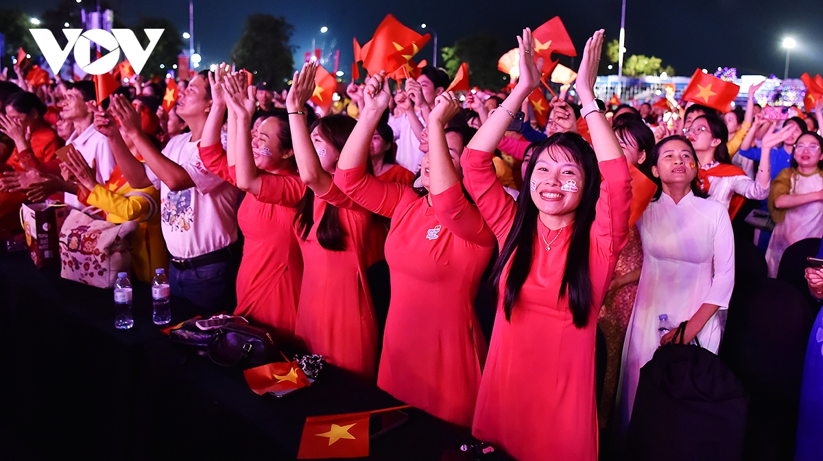ລາຍ​ການ​ສະ​ແດງ​ສິ​ລະ​ປະ “ນະ​ຄອນ ໂຮ່​ຈີ​ມິນ - ຄວາມ​ເຊື່ອ​ໝັ້ນ ແລະ ຄາດ​ຫວັງ”