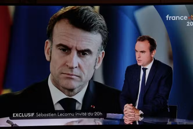 ປະ​ທາ​ນາ​ທິ​ບໍ​ດີ ຝ​ລັ່ງ Emmanuel Macron ມາ​ນະ​ພະ​ຍາ​ຍາມ​ຊອກ​ຫາ​ນາ​ຍົກ​ລັດ​ຖະ​ມົນ​ຕີ​ຄົນ​ໃໝ່