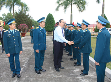 Para pemimpin Vietnam berkontak dengan pemilih