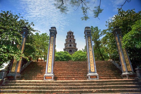 Pagoda Thien Mu-pagoda yang suci di samping tepian sungai Huong