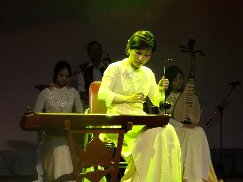 ベトナムの民族楽器「一弦琴」の演奏