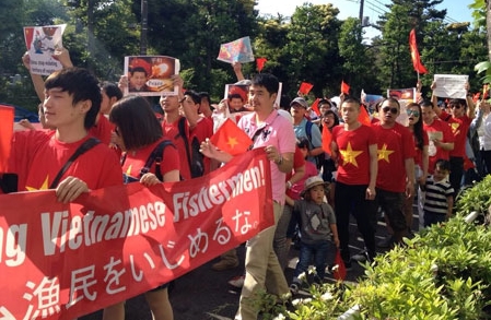 越僑、引き続き中国に反発