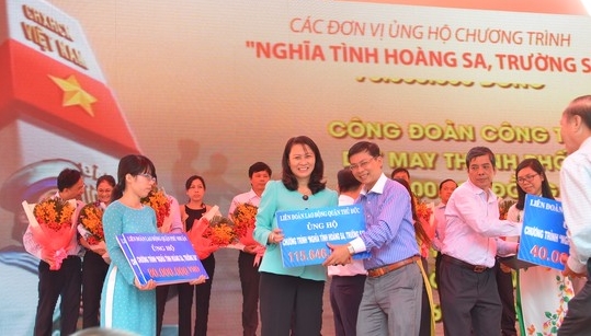 HCM市民、ホアンサとチョンサの両群島に115兆ドンを贈る