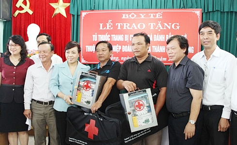 保健省、漁民に救急箱を贈る