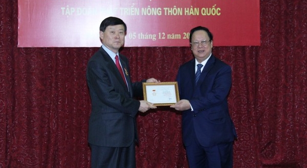 ベトナム、韓国農村開発グループの議長に記章を授与