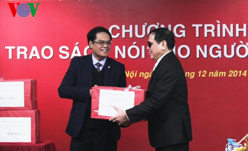 VOVの国会TV、視覚障がい者に電子書籍を寄贈