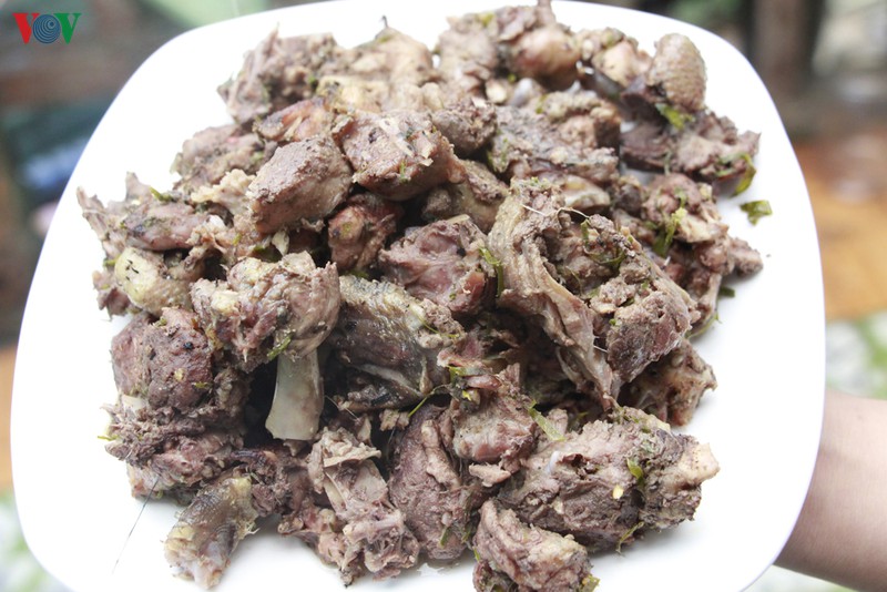 タイ族の伝統料理「アヒルの竹焼き」とは