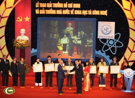 Upacara penyampaian hadiah Ho Chi Minh dan hadiah Negara tentang Ilmu Pengetahuan-Teknologi di Hanoi.
