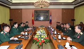 Jenderal Phung Quang Thanh menerima delegasi Kementerian Pertahanan Laos.