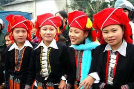 Penduduk di Nam Bung bercerita dengan gambar foto.