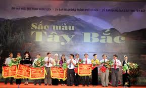 Warna-warni  daerah Tay Bac di tengah-tengah kota Hanoi