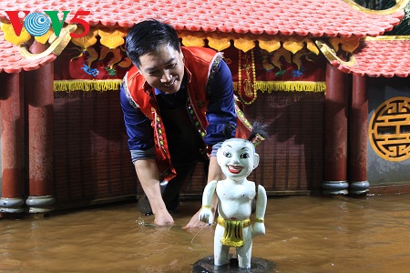 Seniman Phan Thanh Liem-Orang yang memasang sayap bagi wayang golek air tradisional
