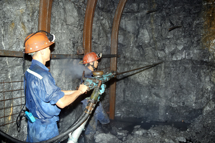 Bulan Buruh: Mengikuti jejak kaki buruh tambang turun ke terowongan tambang