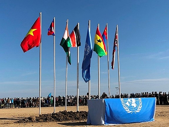 Mewarnai bendera Viet Nam di peta penjagaan perdamaian dunia