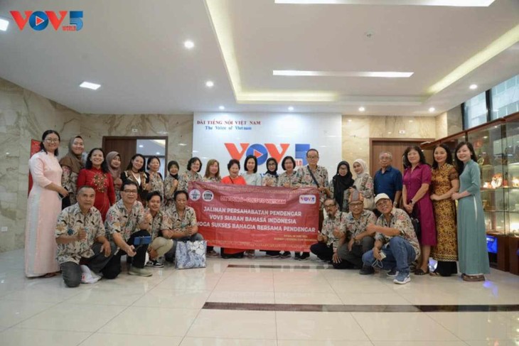 Pimpinan Radio Suara Vietnam Menerima Borneo Listener Club, Indonesia