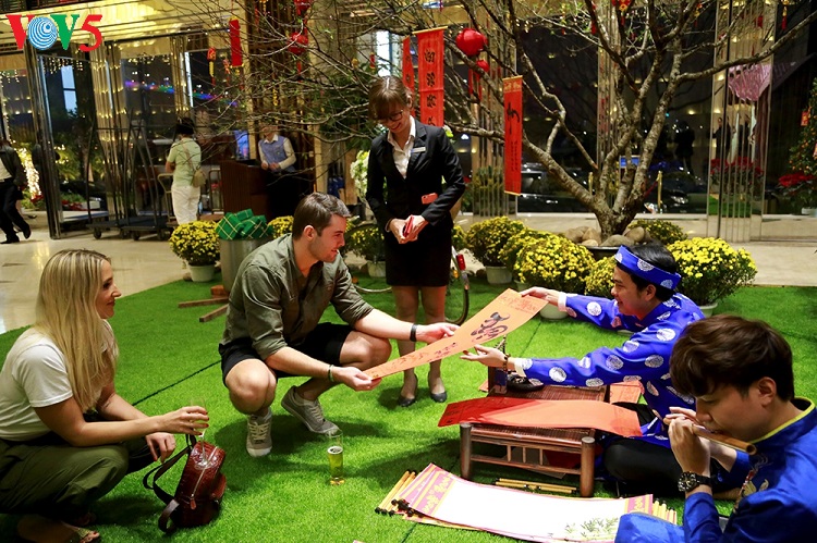 Bahía de Ha Long recibe primeros turistas extranjeros a inicios del Año Nuevo Lunar