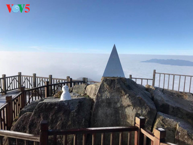 Montaña Fansipan ataviada por la nieve
