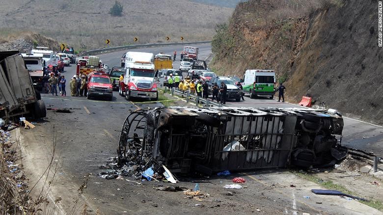 Fallecen al menos 21 personas en un brutal accidente en México