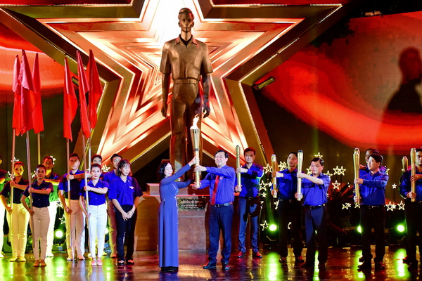 Jóvenes vietnamitas siguen con determinación el testamento del presidente Ho Chi Minh