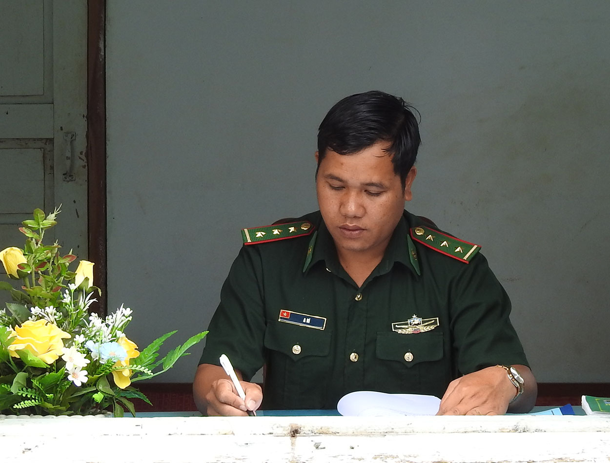 Capitán A Hi, combatiente destacado en el seguimiento del ejemplo moral de Ho Chi Minh
