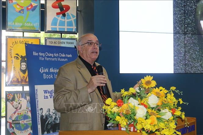 Presentan libro sobre campañas contra la guerra de Estados Unidos en Vietnam