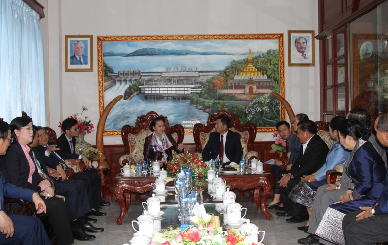 Presidenta del Parlamento vietnamita aboga por estrechar cooperación con Laos
