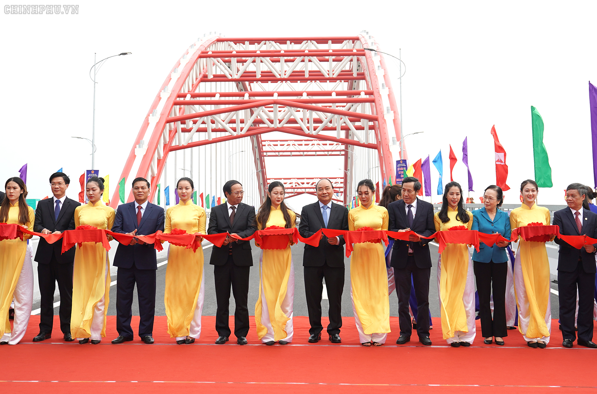 Premier vietnamita inaugura puente de transporte Hoang Van Thu