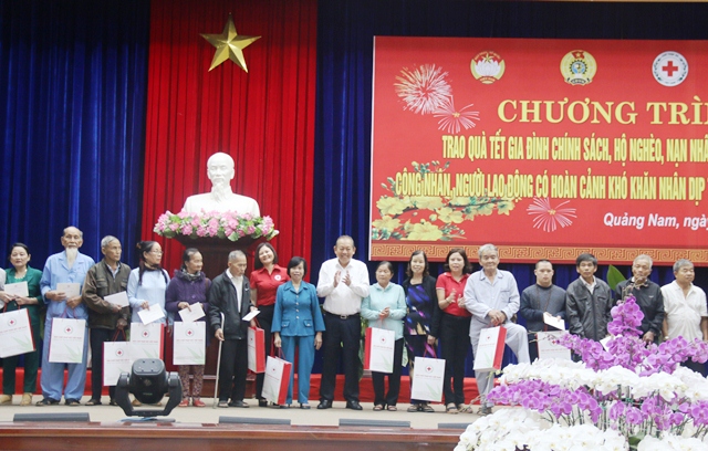 Prosiguen actividades de dirigentes del Partido Comunista y del Estado de Vietnam en vísperas del Año Nuevo Lunar