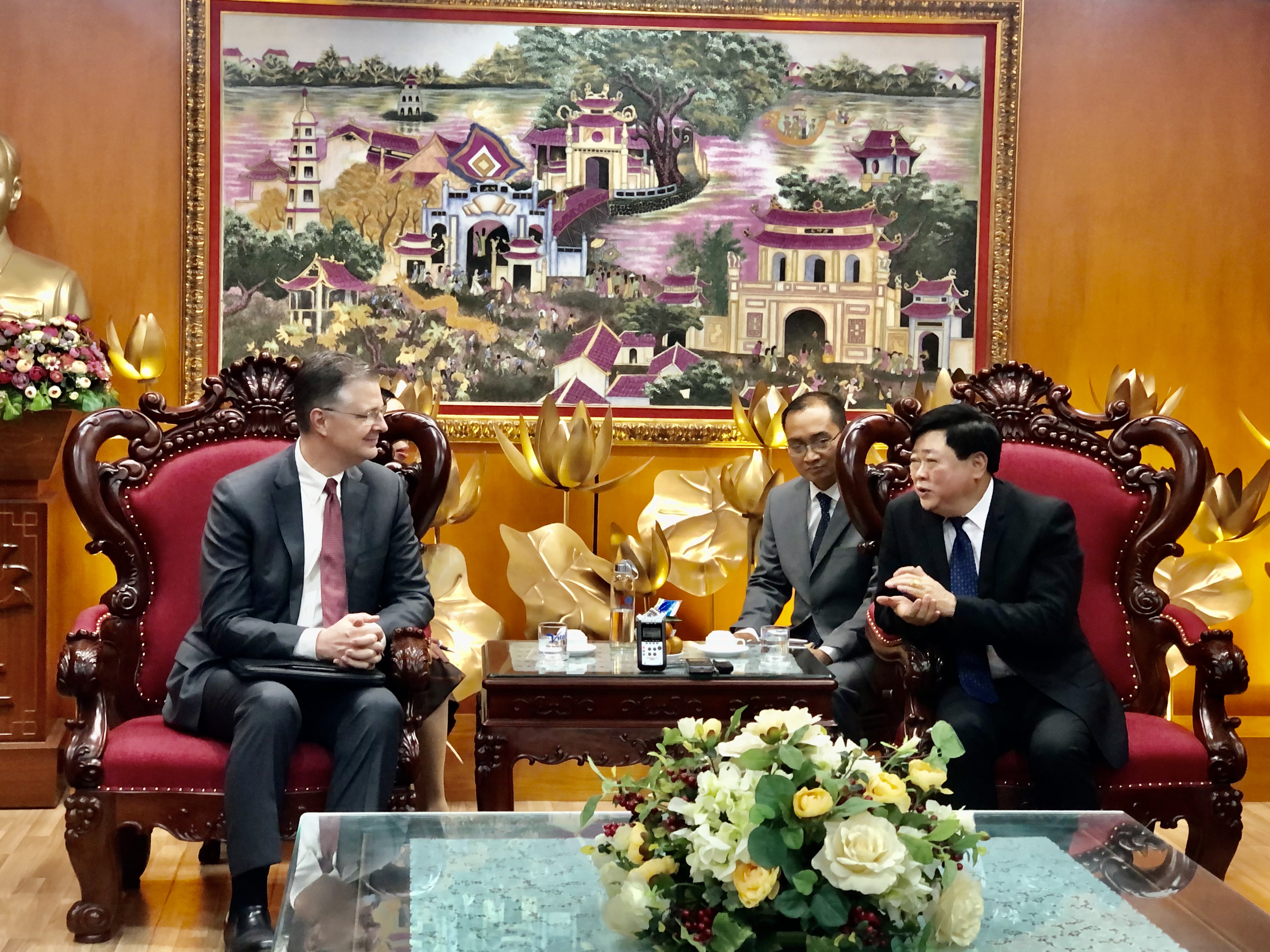 Embajador estadounidense visita la Voz de Vietnam