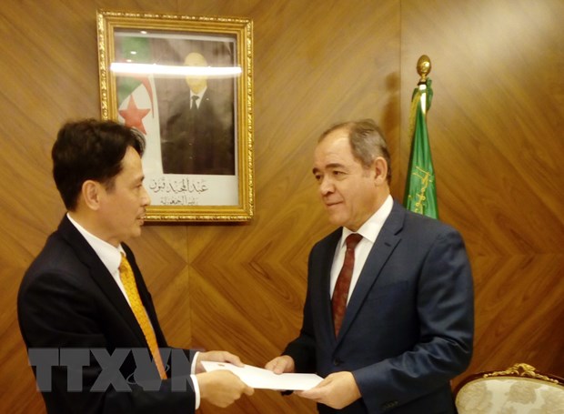 Presidente argelino exalta logros de Vietnam en camino de desarrollo