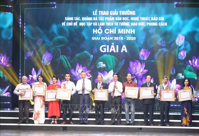 Premian obras destacadas en el movimiento de aprendizaje y seguimiento del ejemplo del presidente Ho Chi Minh