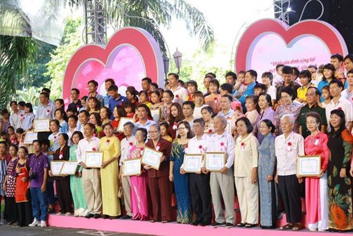 Reconocen a familias vietnamitas más destacadas en 2020