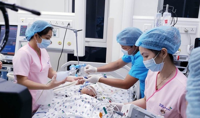Vietnam realiza con éxito una complicada operación de separación de bebés siamesas