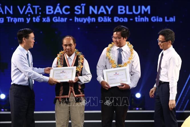 Honran obras en elogio a las personas del sector de salud pública en Vietnam