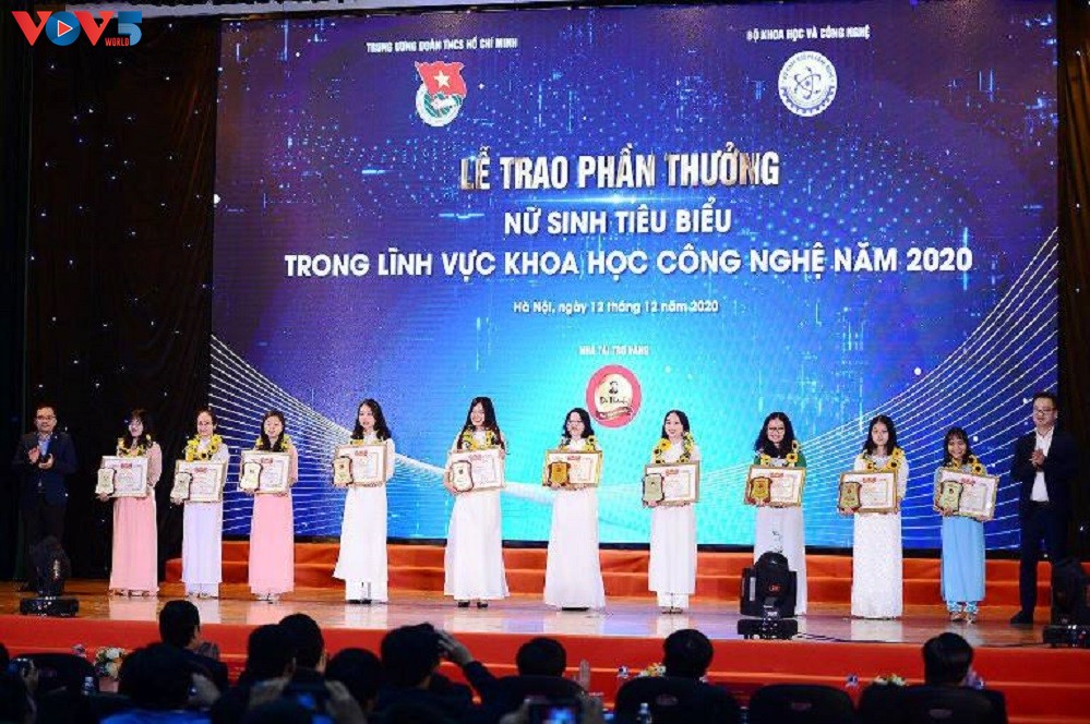 Honran a jóvenes sobresalientes en ciencia y tecnología de Vietnam