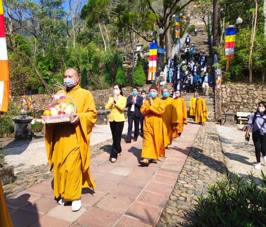 Monjes y creyentes budistas de Quang Ninh rezan por la paz