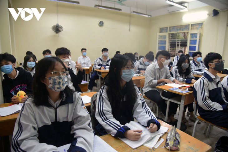 Los alumnos vietnamitas vuelven a la escuela con el cumplimiento de obligaciones antiepidémicas