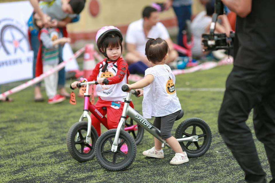 La bicicleta de equilibrio: el nuevo deporte recreativo de los niños vietnamitas