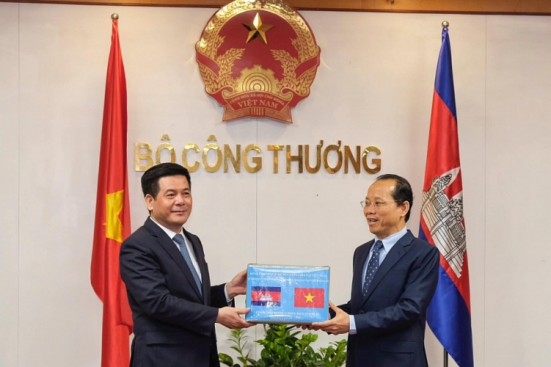 Vietnam y Camboya fortalecen cooperación en comercio, industria y energía
